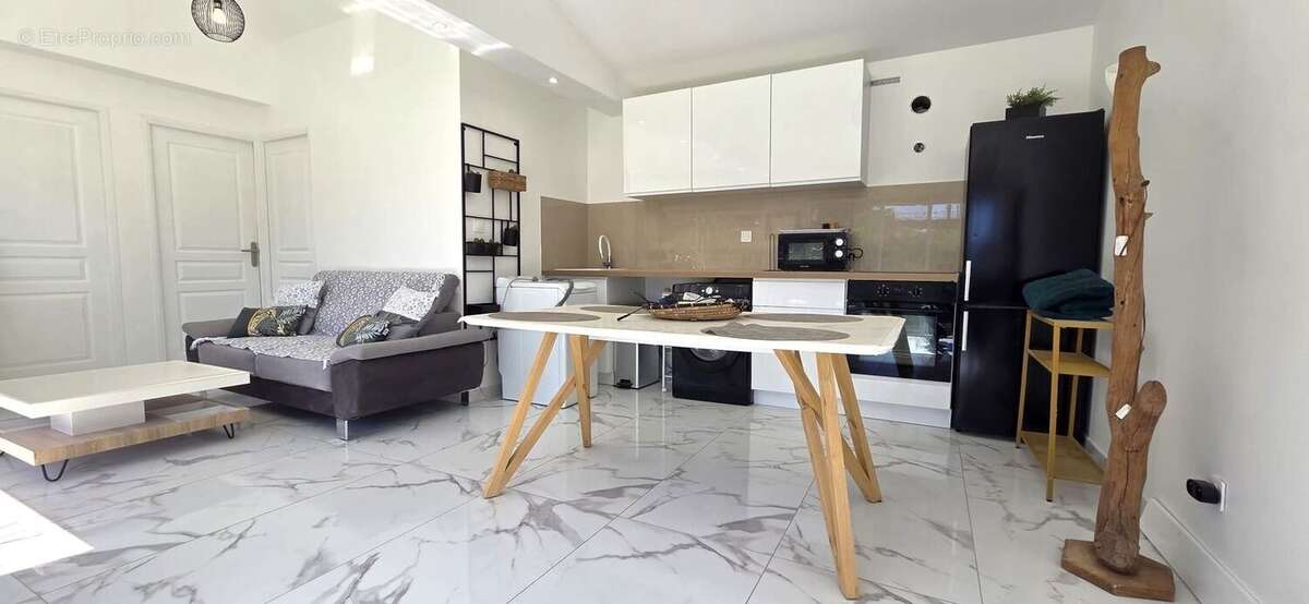 AUBAGNE-ANNEXE AMENAGEE- A VENDRE-700M² DE TERRAIN ZONE - Maison à AUBAGNE
