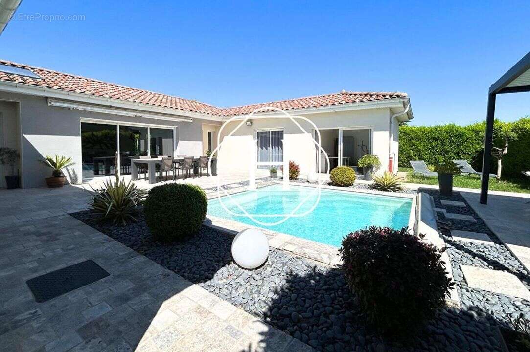 Maison à SAINT-DENIS-LES-BOURG