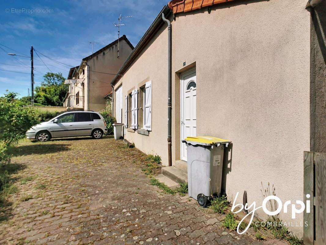 Maison à DURDAT-LAREQUILLE