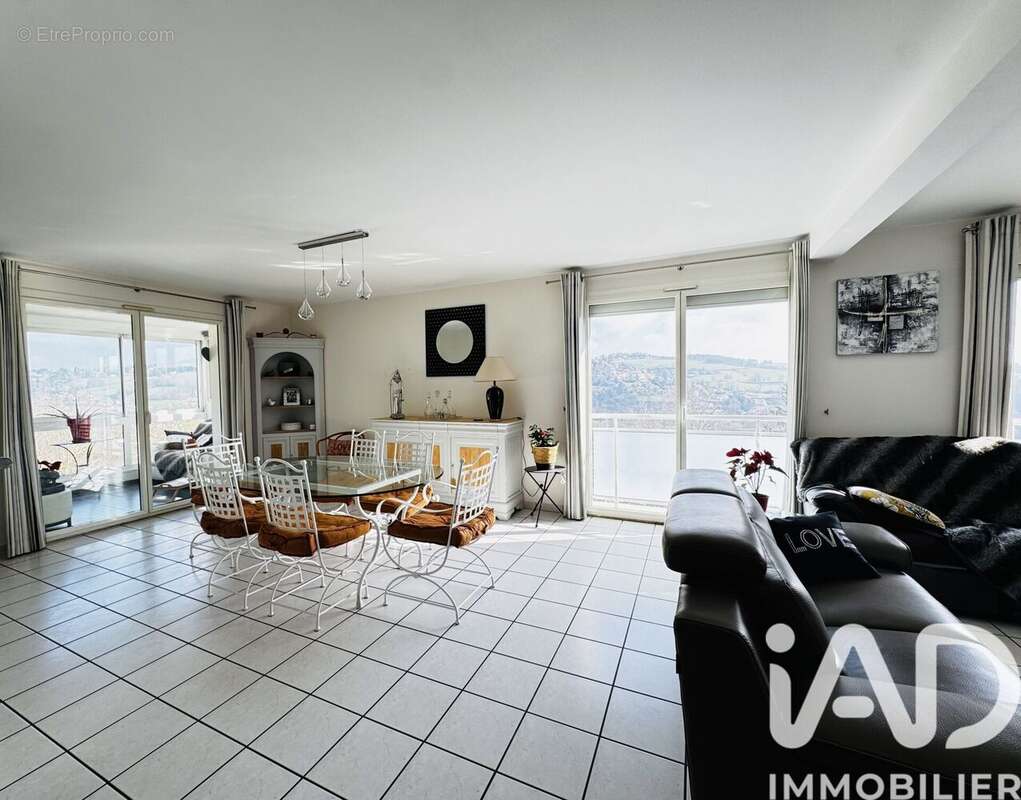 Photo 2 - Appartement à SAINT-PRIEST-EN-JAREZ