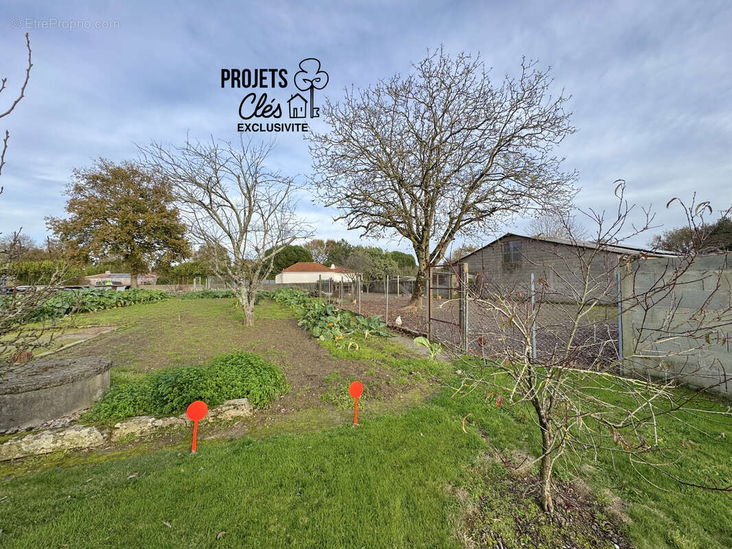 Terrain constructible 713 m2   Hors lotissement à vendre à Grosbreuil - photo 2