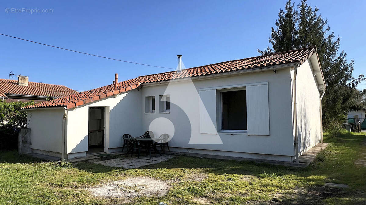 Maison à SAINT-MEDARD-DE-GUIZIERES
