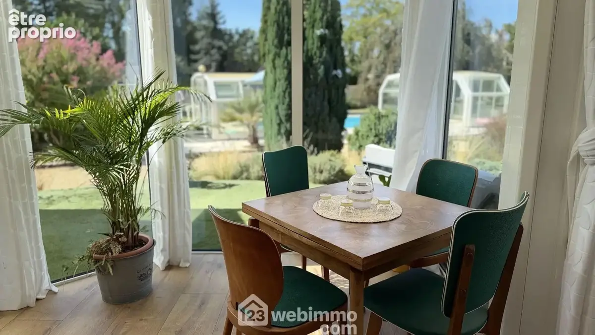La véranda ouverte sur le jardin.
