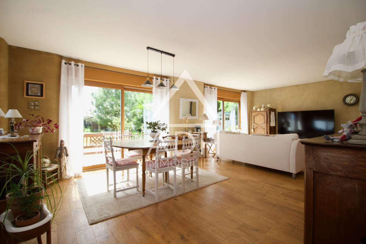 A VENDRE à MEZIERES SUR SEINE Maison 7 pièces / 5 chambres - 193m2 - photo 3