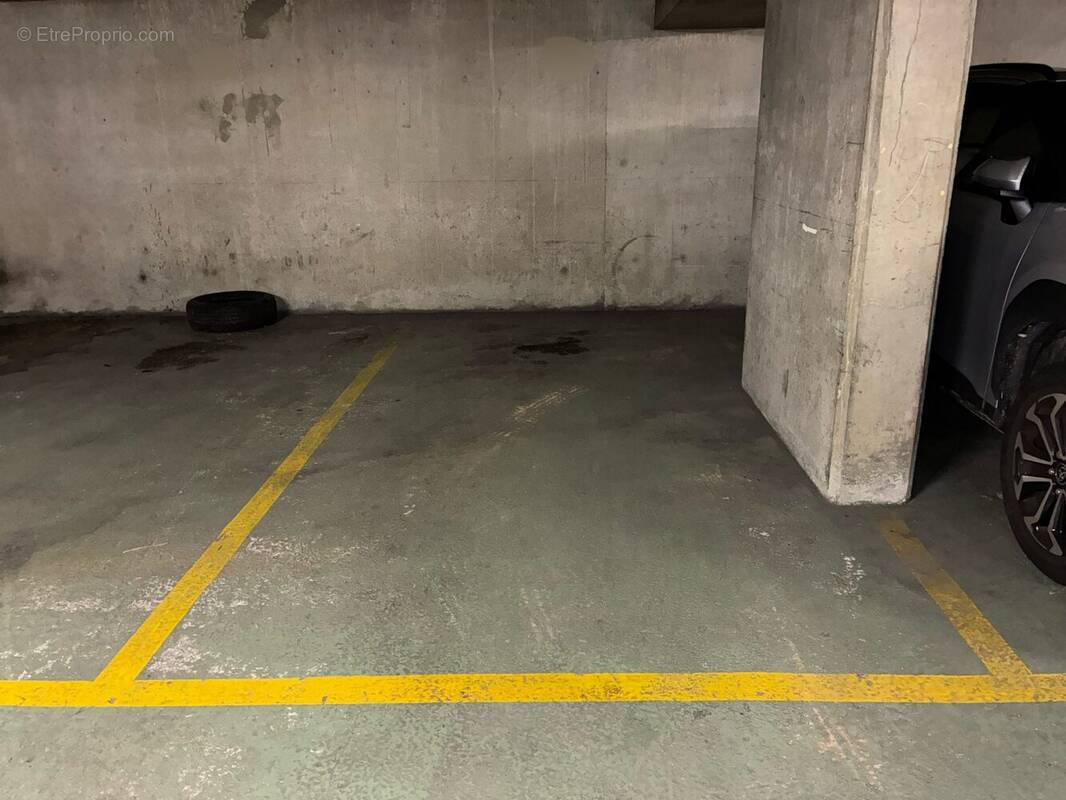 Parking à PARIS-17E