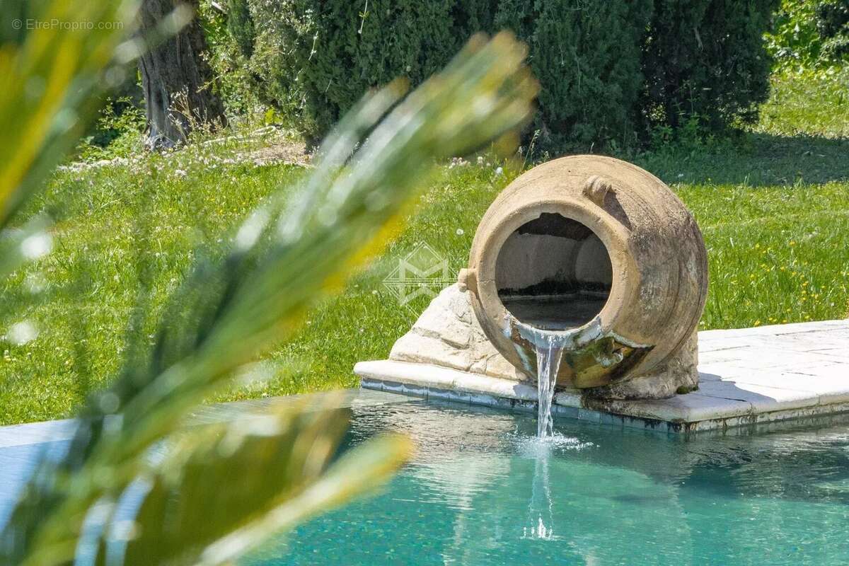 Maison à CHATEAUNEUF-GRASSE