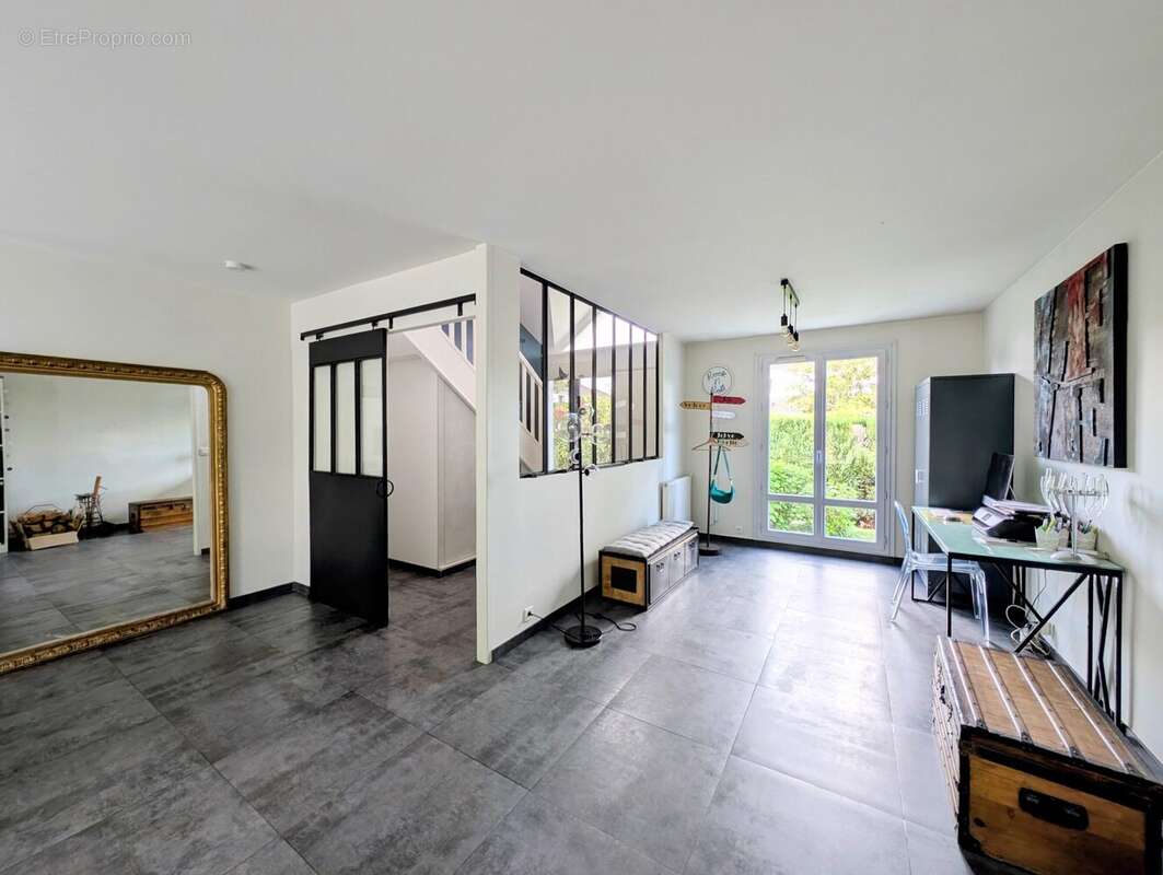 Maison à LE MESNIL-SAINT-DENIS