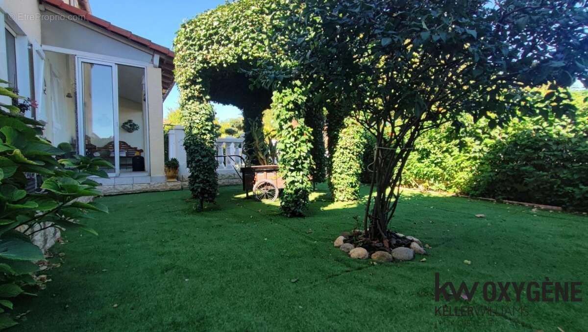 Maison à SAINT-LAURENT-DE-LA-SALANQUE