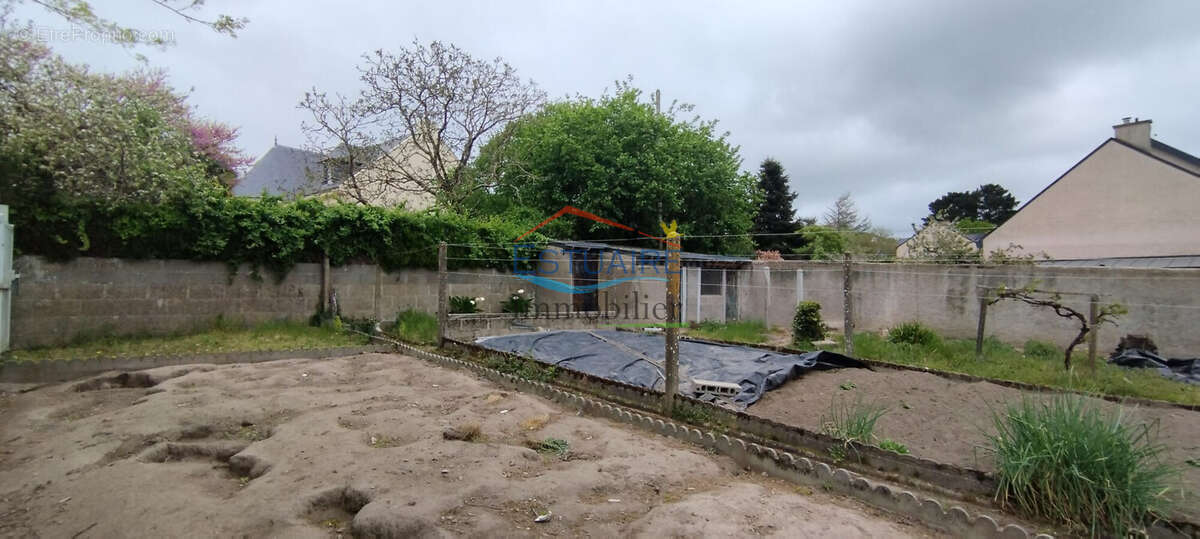 Terrain à SAINT-ETIENNE-DE-MONTLUC