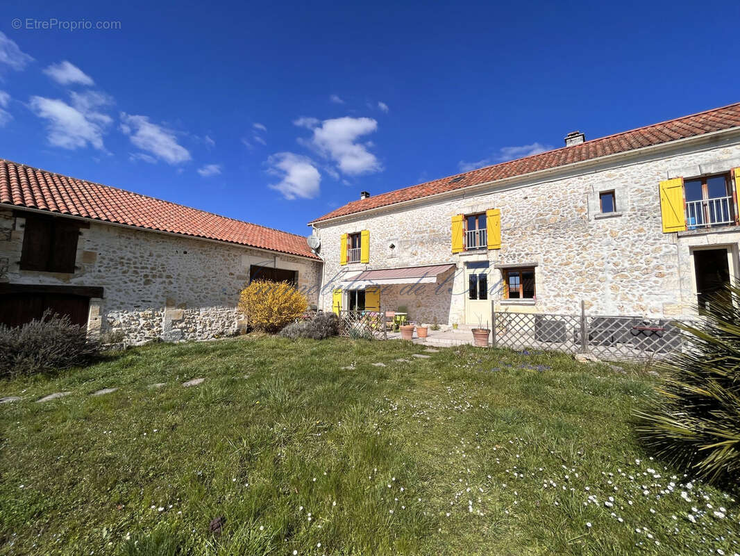 Maison à LEGUILLAC-DE-CERCLES