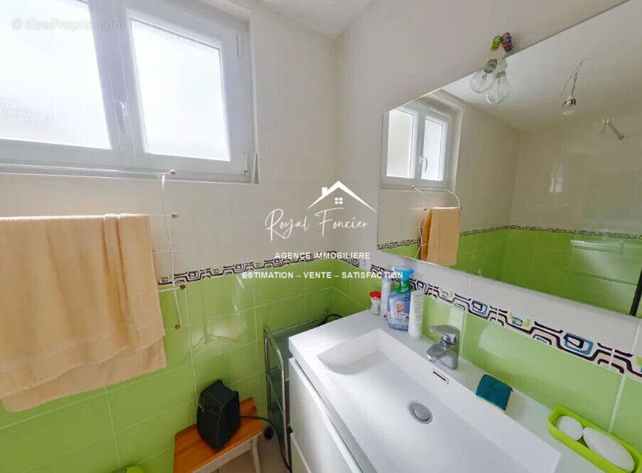 Salle d'eau RDC - Maison à VELLECHES