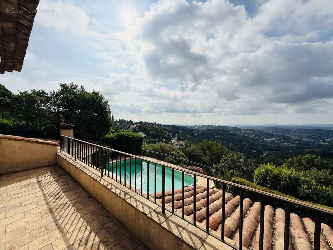 Maison à CHATEAUNEUF-GRASSE