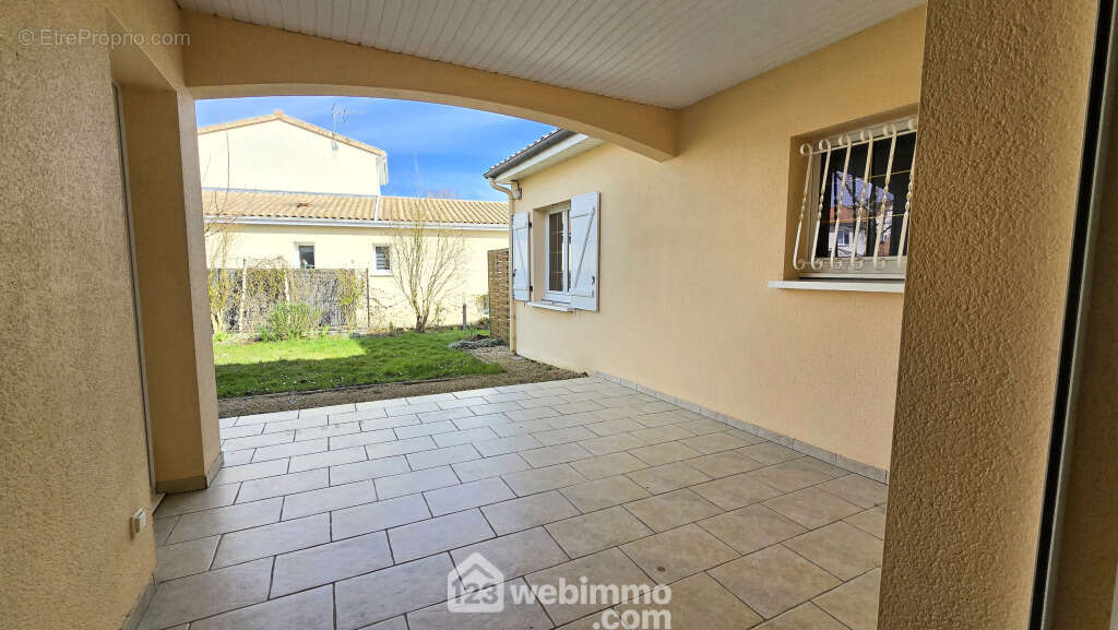 Avec accès à une agréable loggia. - Maison à FONTAINE-LE-COMTE