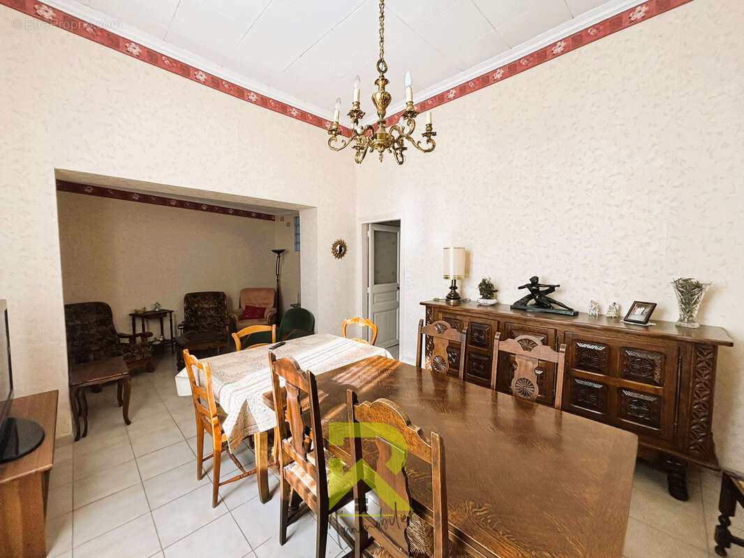 Paulhan - maison de ville de charme- local commercial- garage-cour - photo 6