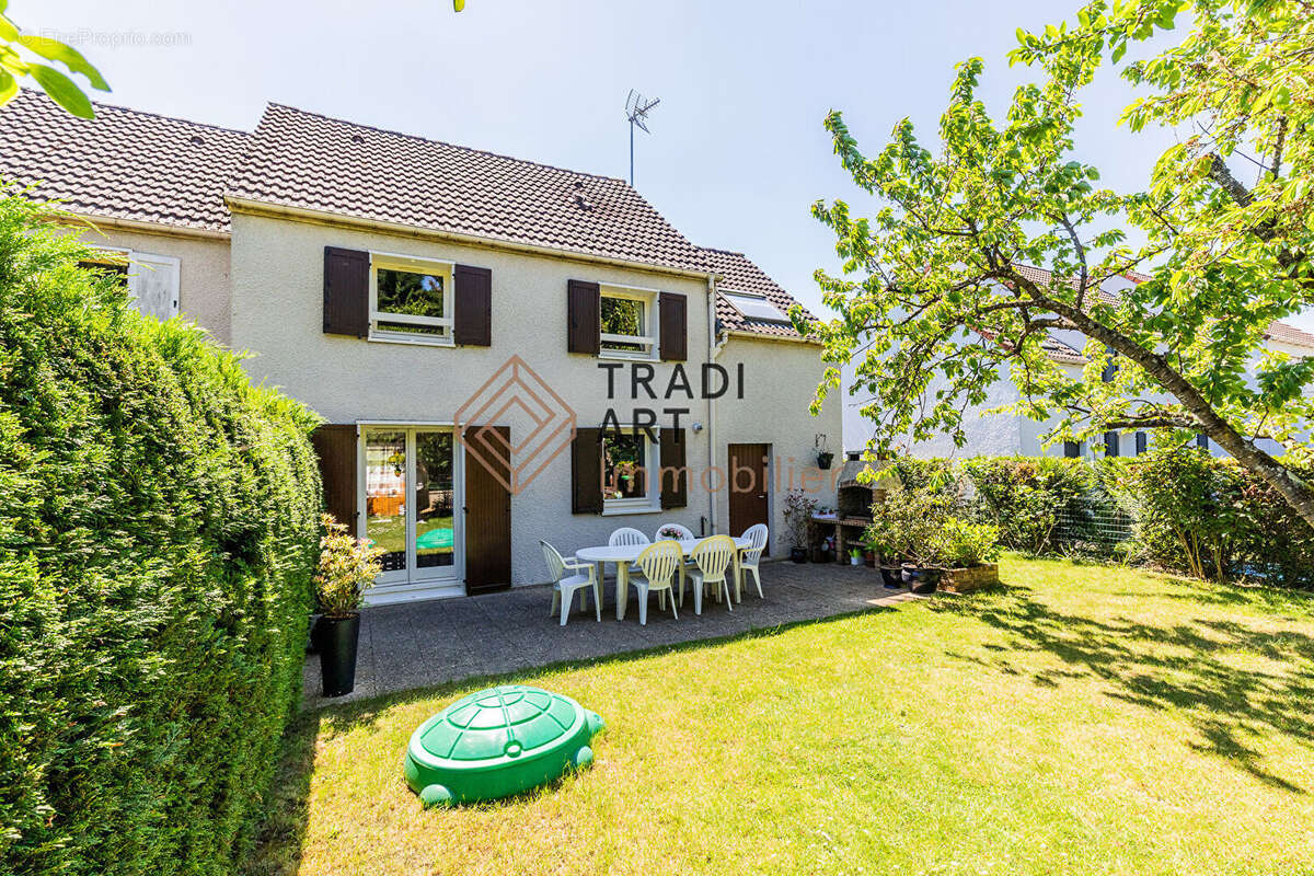 Maison à SAINTE-GENEVIEVE-DES-BOIS