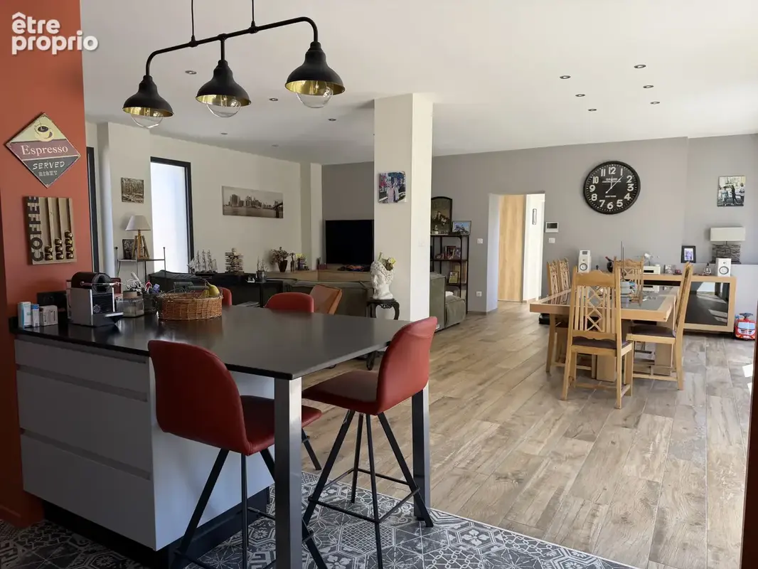 Exclusivité, rare à la vente maison de ville complétement rénovée à neuf  avec terrain et piscine. - photo 6