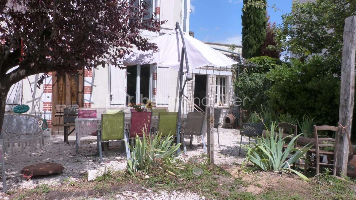 Grande maison de ville avec Hangar et jardin - photo 8