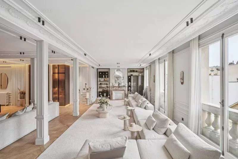 Appartement à PARIS-8E