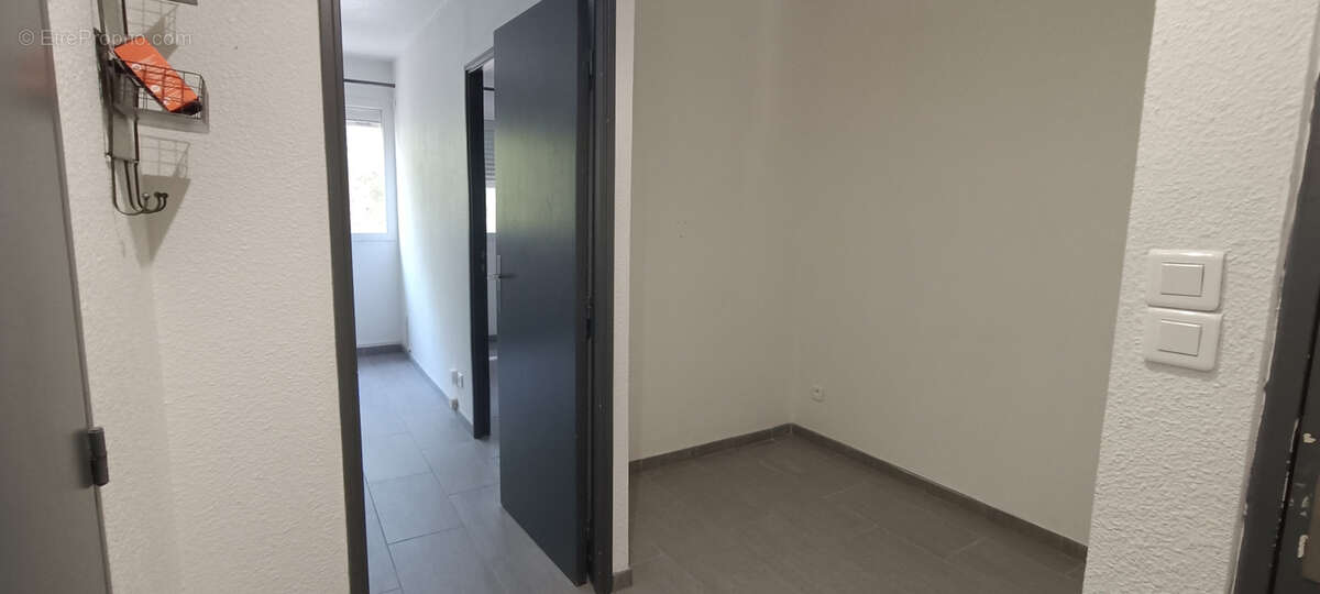 ** Proche Village et Port ** APPARTEMENT 2 Pièces 32,43m² ** Dernier étage ** Prestations Actuelles ** (83430) SAINT MANDRIER SU - photo 7