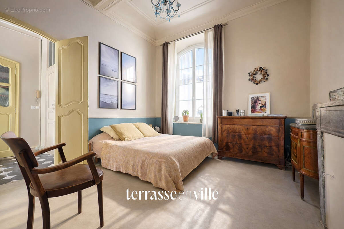 La ciotat   centre historique - grand duplex - t9 - 192 m2   5 ch - parcelle 350m2 - parking - 1 250 000€ - photo 8