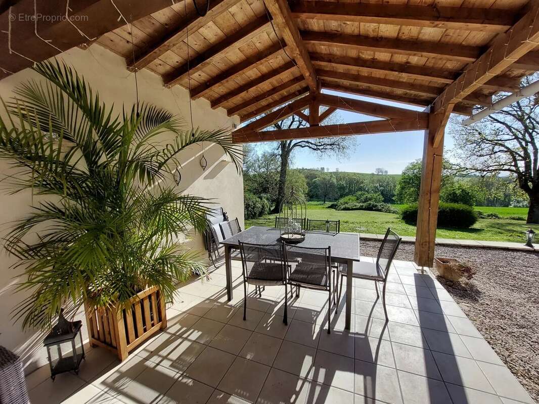 Bel ensemble comprenant deux maisons avec piscine et 1 ha de terrain avec des vues sublimes - photo 21