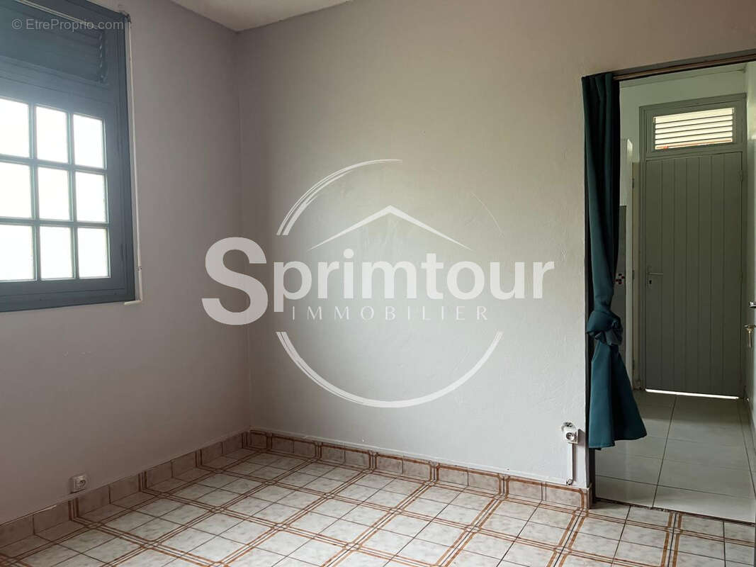 Maison familiale de 4 chambres avec T2 indépendant et garage sur un terrain clôturé - photo 7