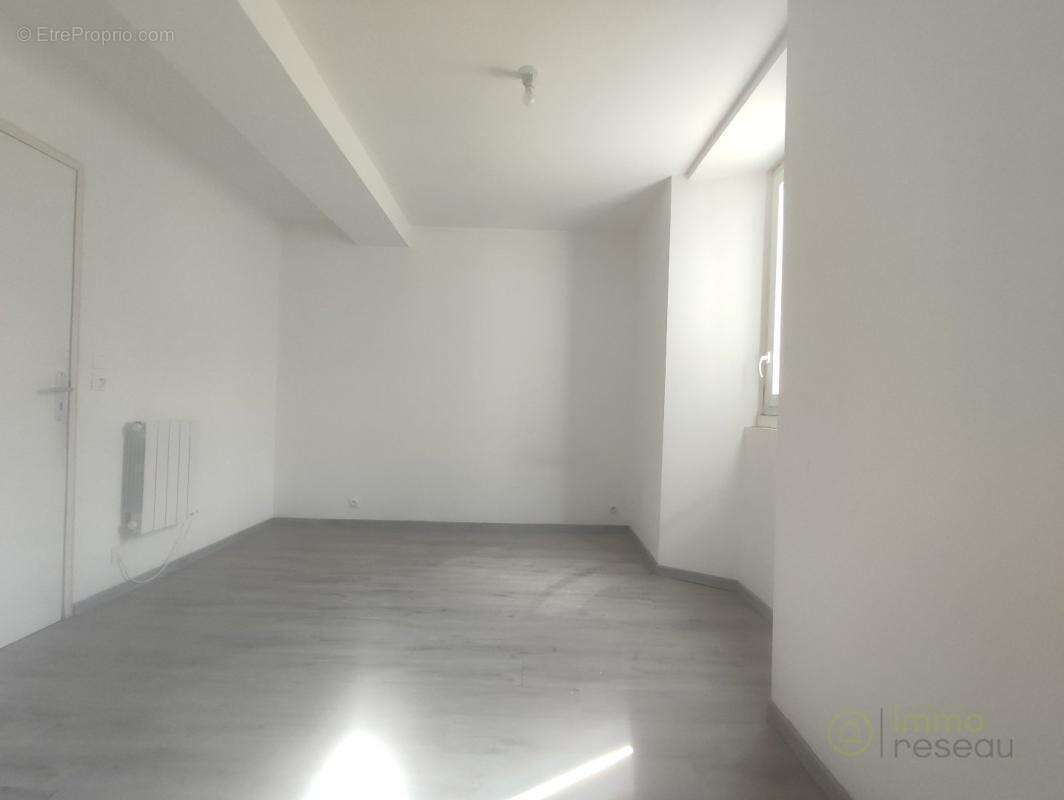 Appartement 280 m² à Saint-Genis-De-Saintonge  - photo 3