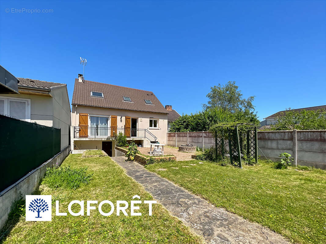 Maison traditionnelle sur sous-sol total de 6 pièces à vendre à Sainte Geneviève des Bois - Réf 13319 - photo 17