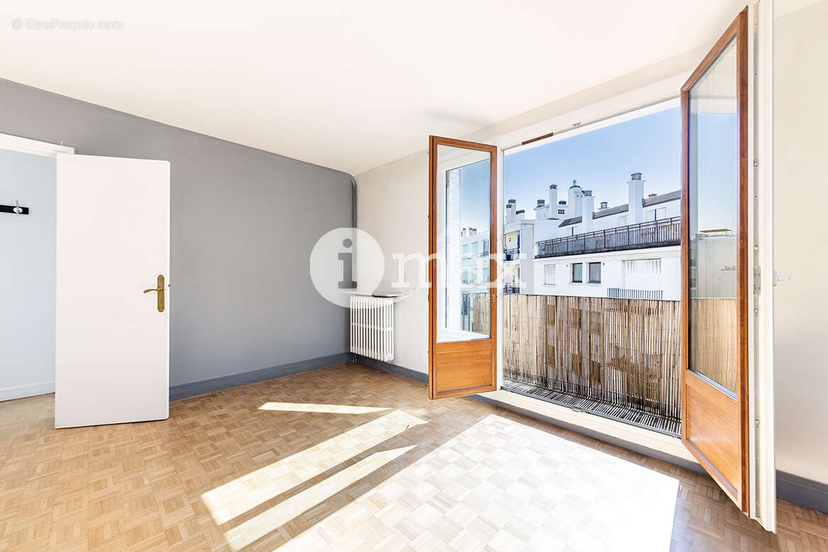 Levallois-perret  - chaptal / voltaire -studio avec balcon sur jardin - 250 000  fai - photo 8