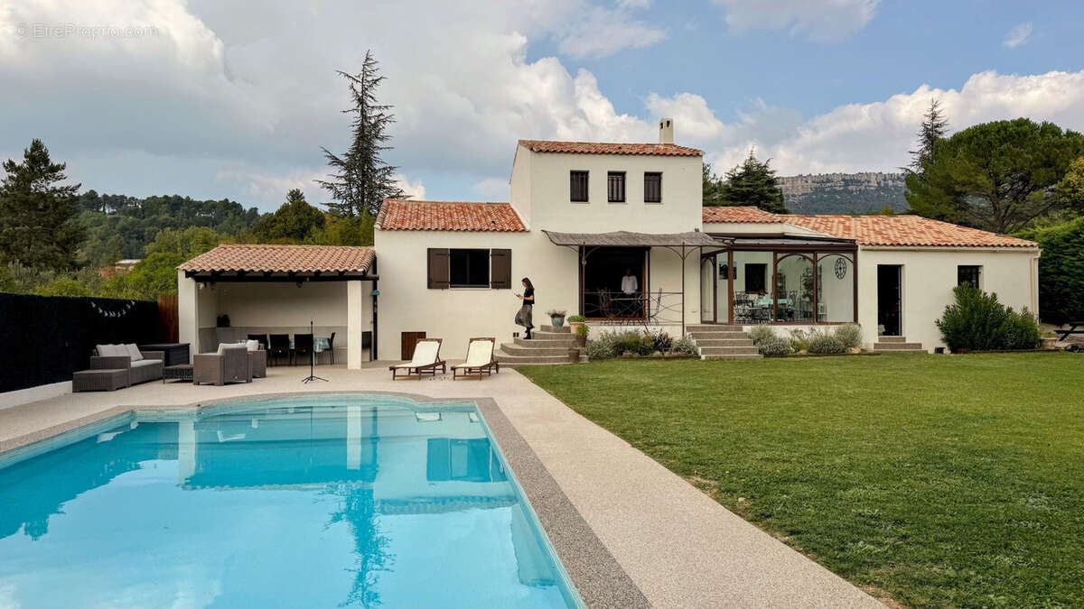 Maison à CHATEAUNEUF-LE-ROUGE