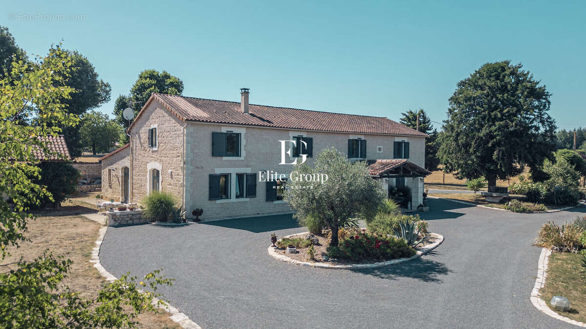 A vendre - propriete proche d'angoulême - 9 pieces - 295m2 - photo 3
