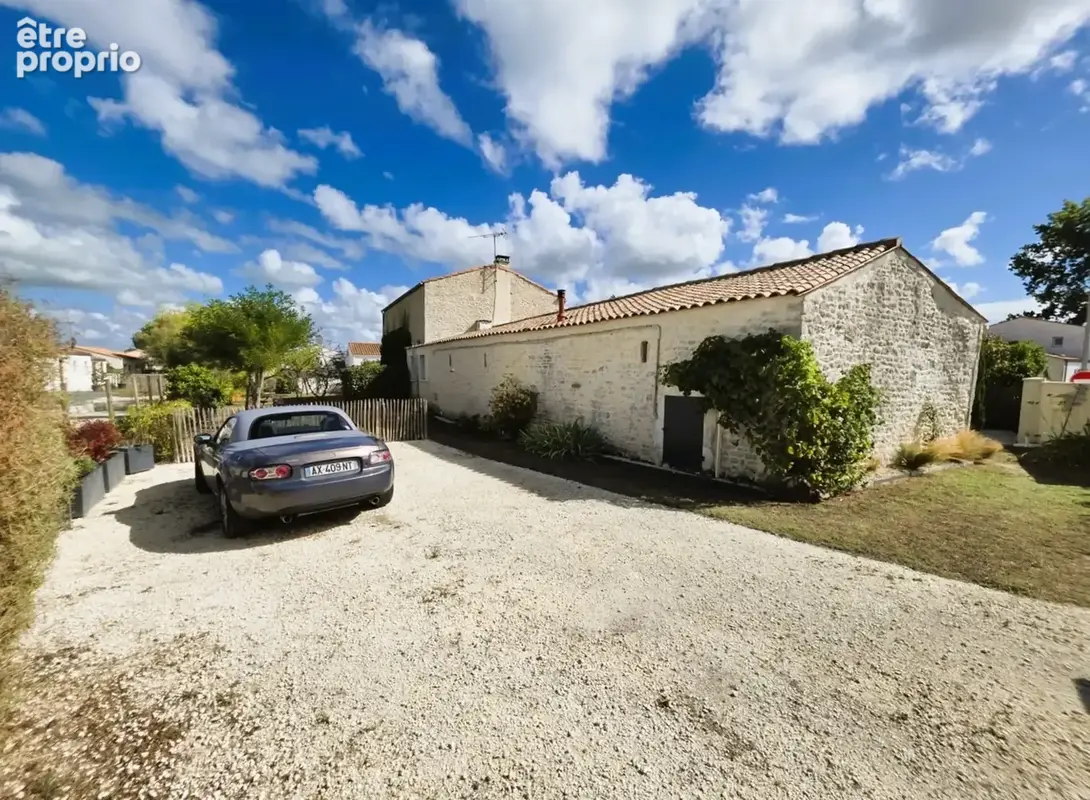 ILE D'OLERON (17), A Vendre Très belle Longère rénovée 194m², édifiée au calme en cœur de village sur terrain 1.047m² - photo 6