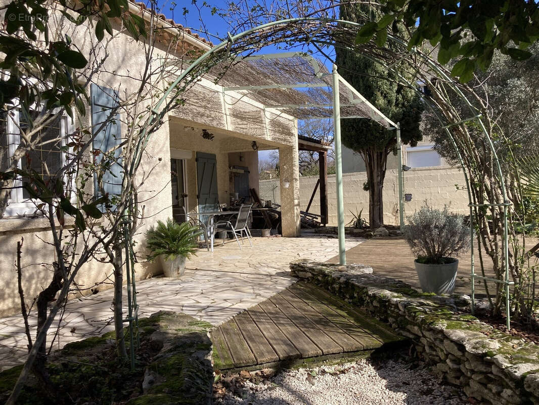Maison plain-pied 3 Chbes sur 980 m², piscine - photo 2