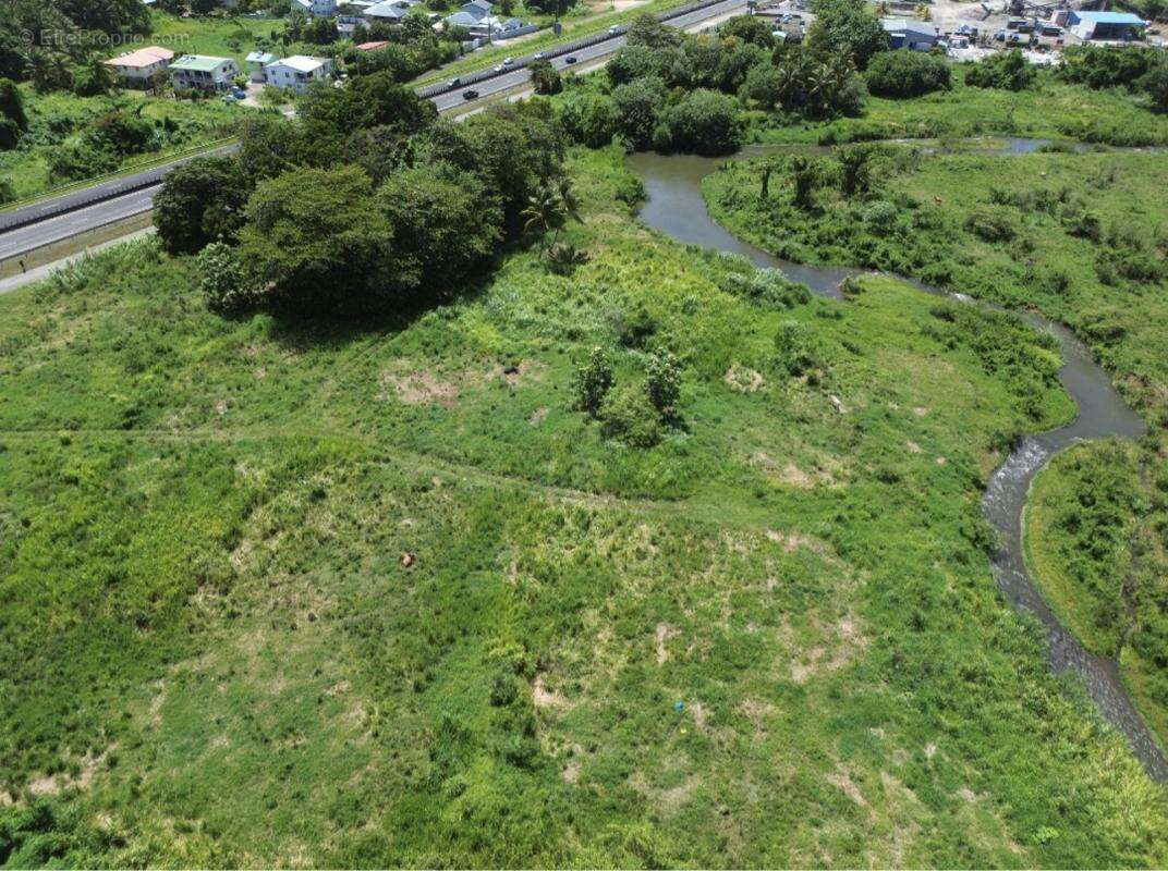 A vendre: terrain 1833 m2 petit-bourg 97170 - photo 4