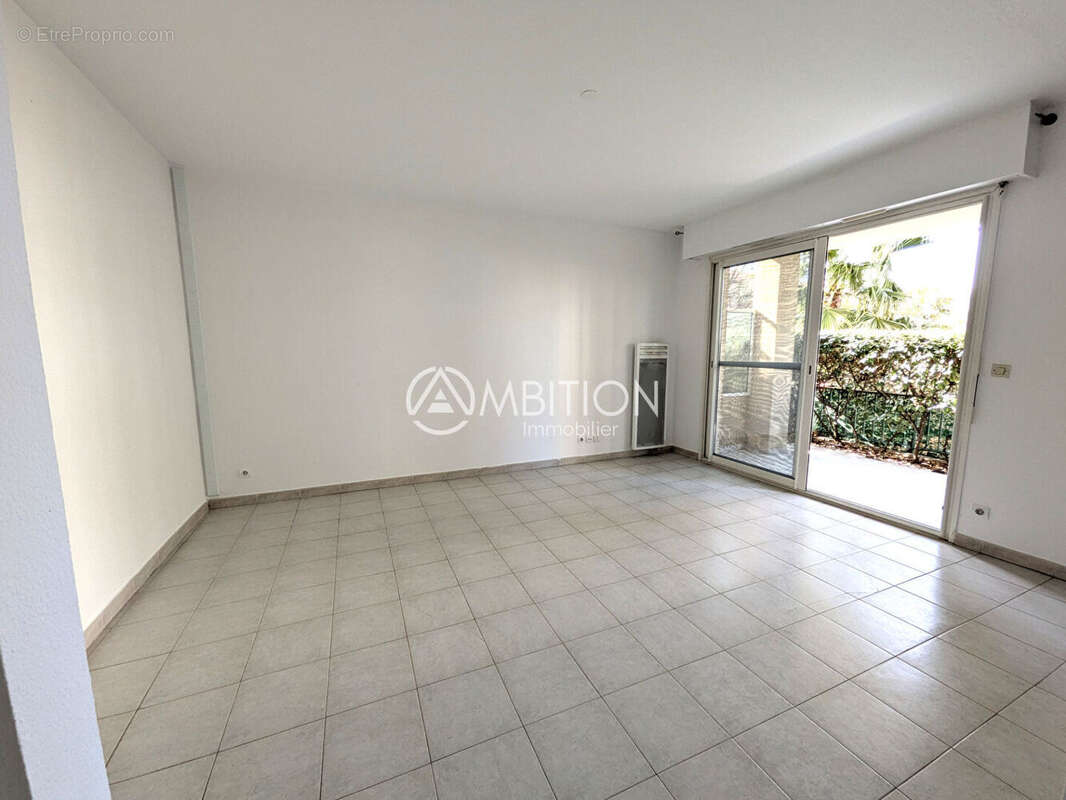 Exclusivité AMBITION IMMOBILIER : Charmant appartement 2 pièces en rez-de-chaussée à Fréjus, bord de mer - photo 2