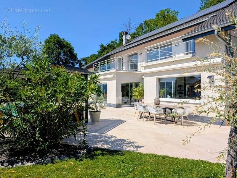 Maison à PUGNY-CHATENOD