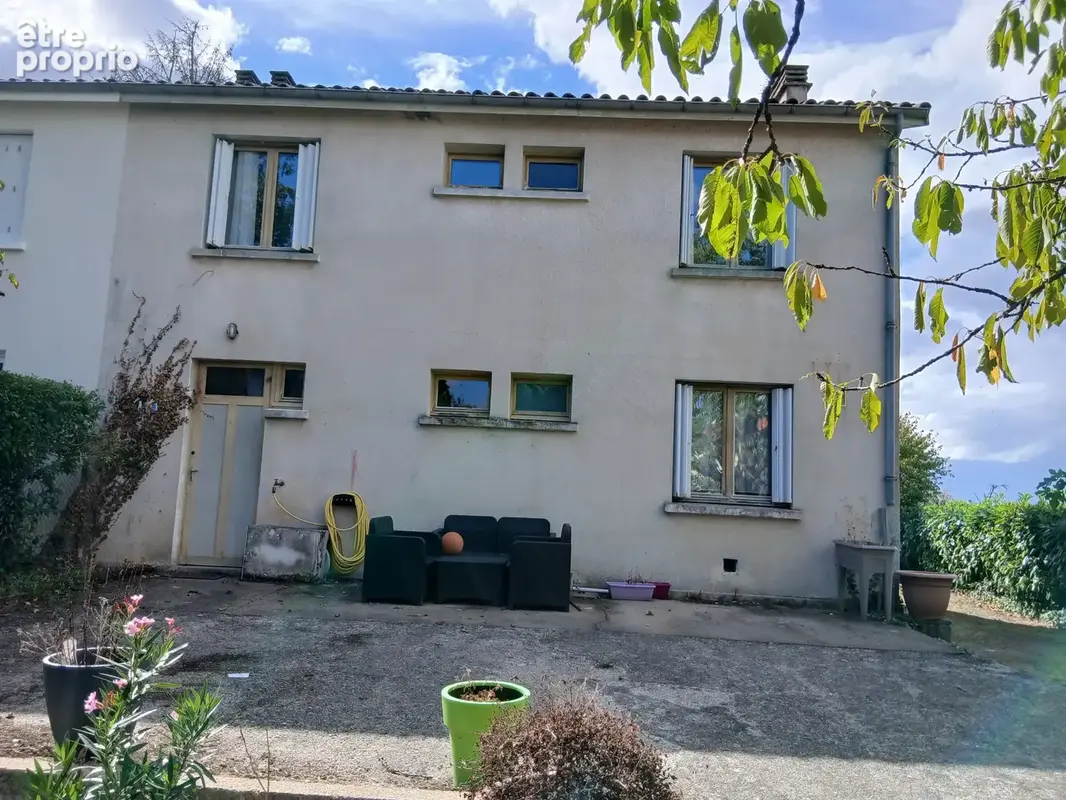 Maison de ville de 97 m2 au centre de  Roumazieres-Loubert 5 pièce(s) et terrain - photo 11