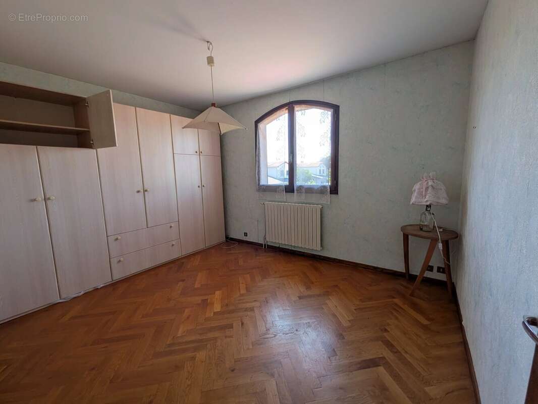 Appartement à PINS-JUSTARET