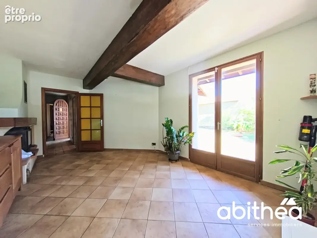 Maison familiale   199 m2   5 chambres   13 628 m2   écurie   piscine 17 x 7 m - photo 10
