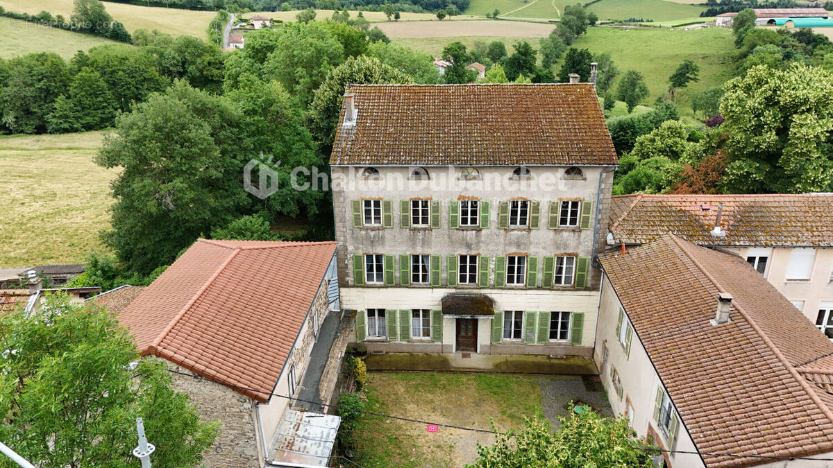 Maison à SAINT-CYR-DE-VALORGES