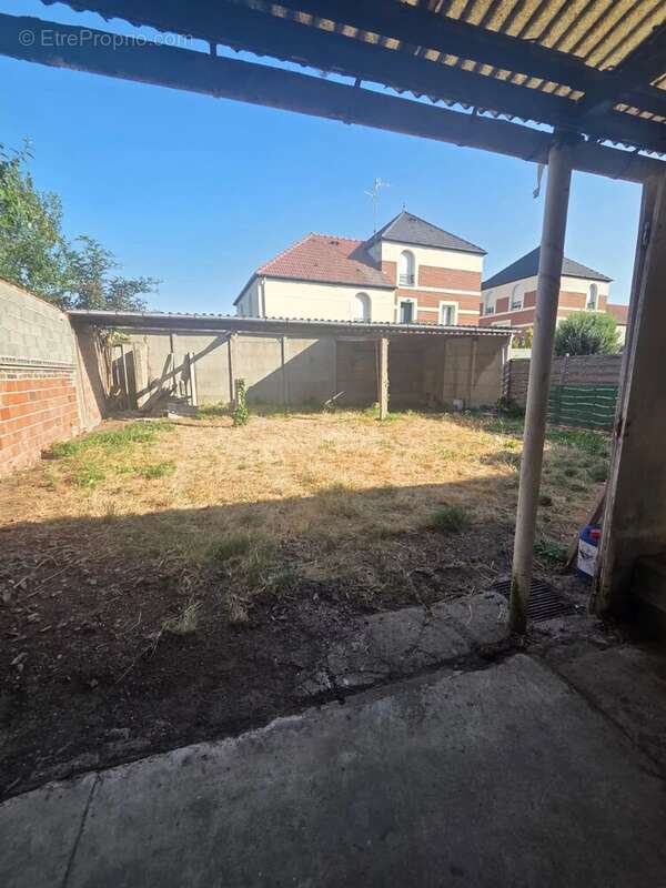 Maison semi-individuelle 4 chambres – Garage de 40 m² – Jardin et dépendance - photo 10
