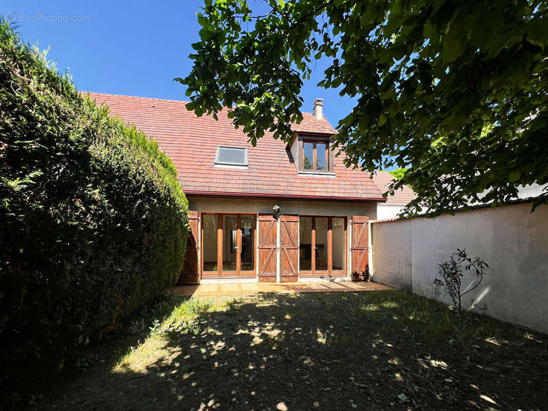 Maison à LE MESNIL-LE-ROI