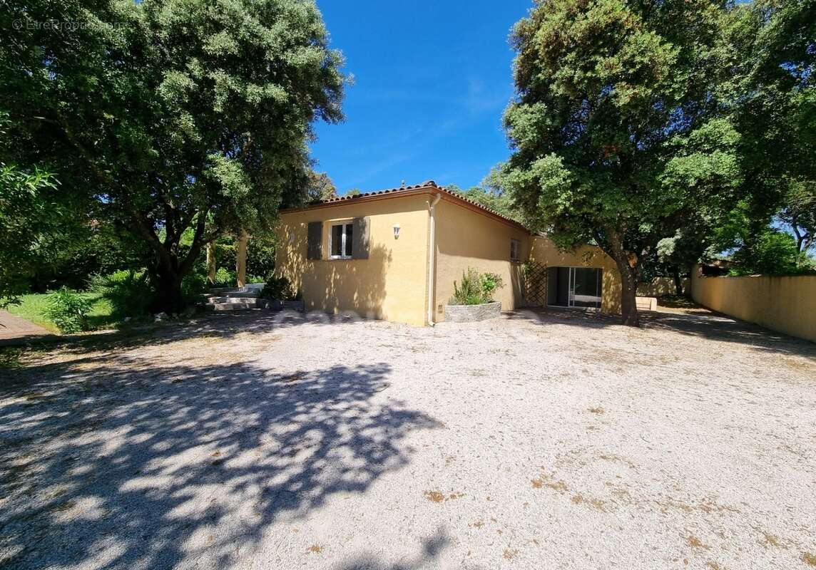 Villa de plain-pied de 156m² avec 6 pièces + une dépendance - Terrain arboré de 1400m² avec Piscine - (34160) - photo 6