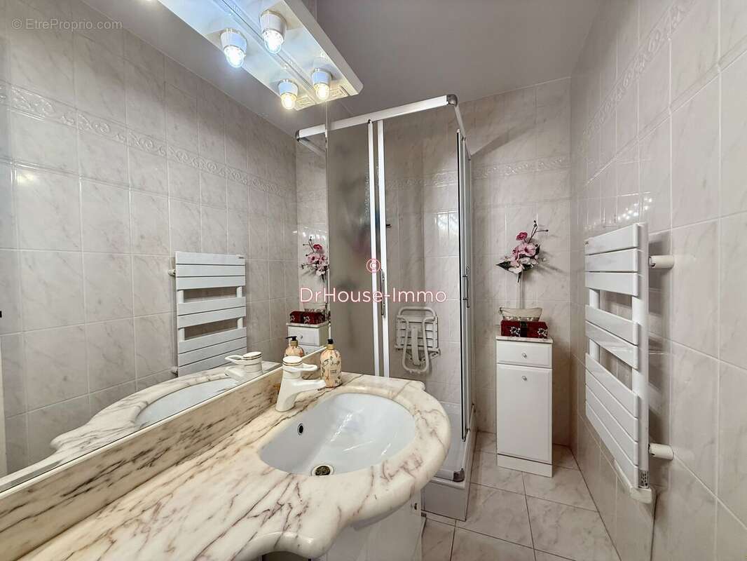 Appartement à SAINT-LAURENT-DU-VAR