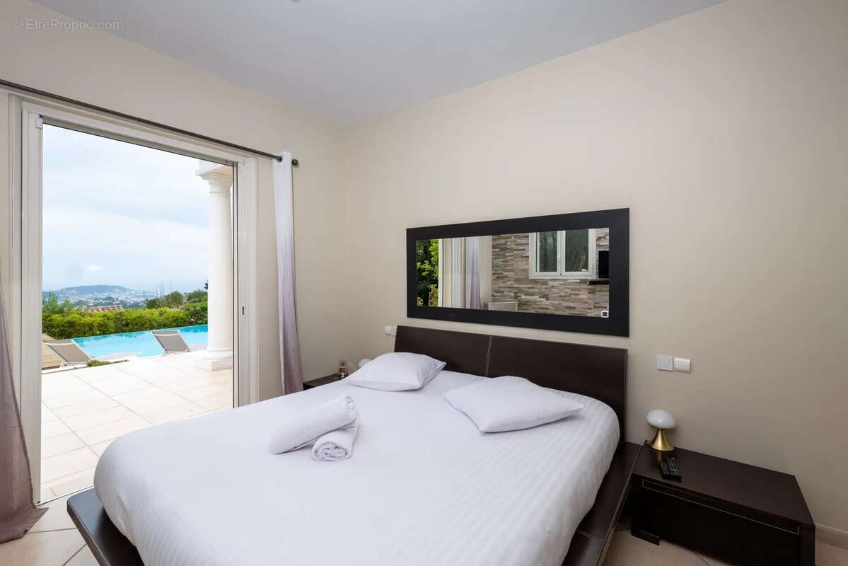 Falicon - Villa 7 pièces avec piscine chauffée, jardin 1350m², garage - photo 13