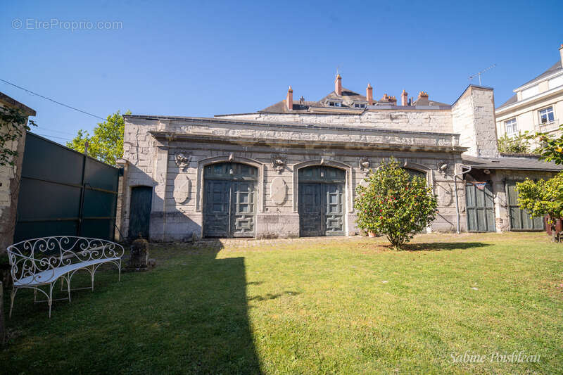 Exceptionnel au coeur de Saumur et des bords de loire une demeure de 375 m² - dépendances - Garages - jardin -1439m² - photo 14