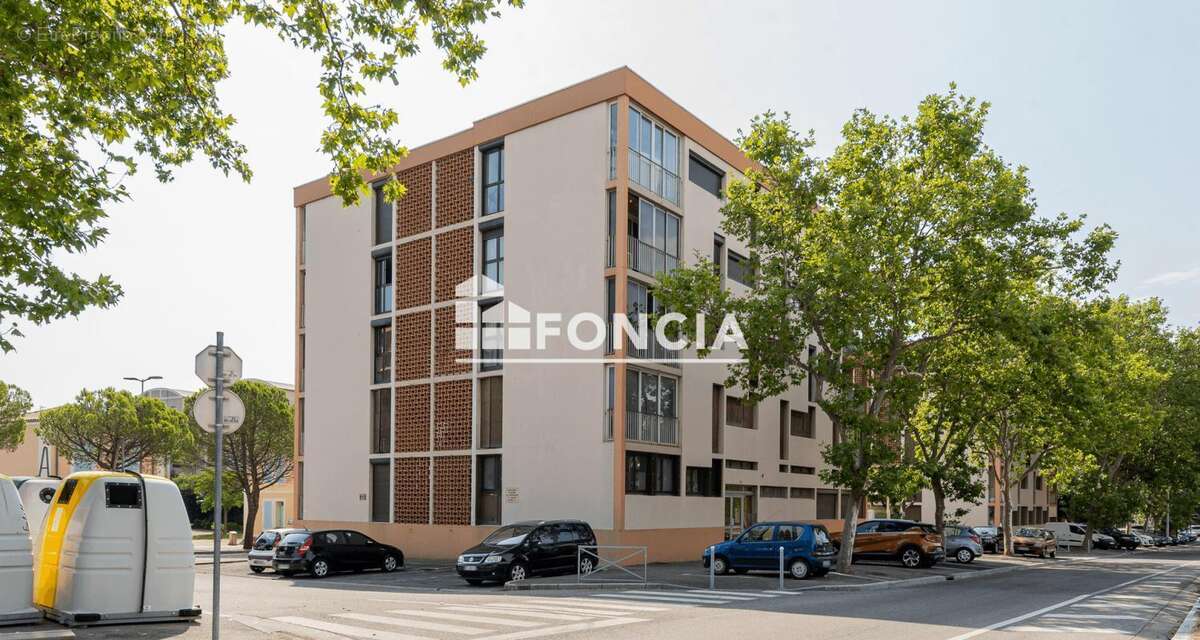 Salon de Provence , 3 pièces , loggia, cave, stationnement , idéal investissement locatif ! - photo 9