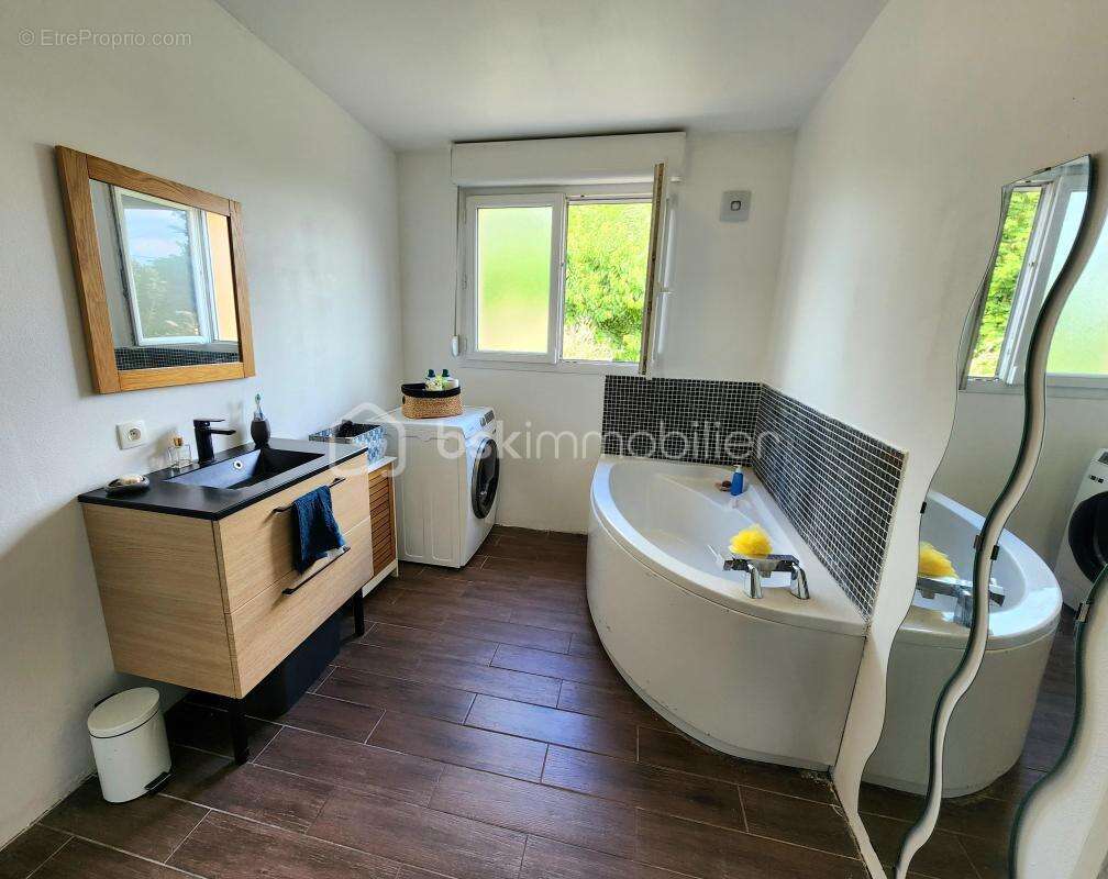 Maison individuelle, 3 grandes chambres, jardin, local commercial récent, sous-sol - photo 6