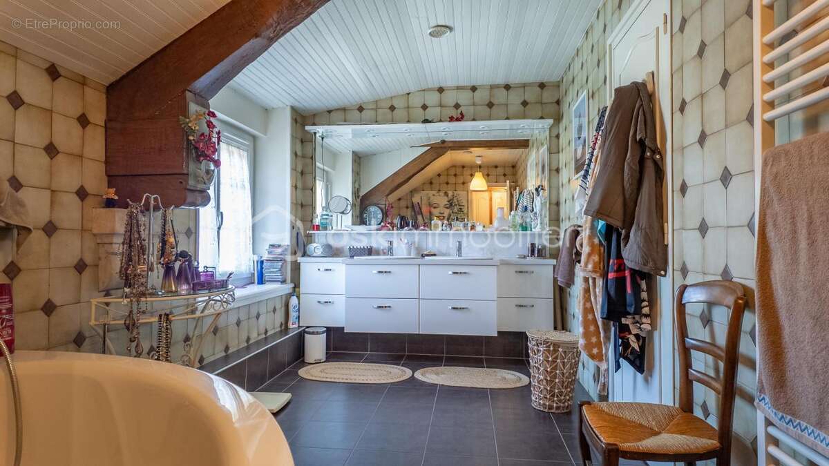 Joyau résidentiel à Fourchambault : Propriété familiale avec charme intemporel et élégance rustique de l’aménagement - photo 14