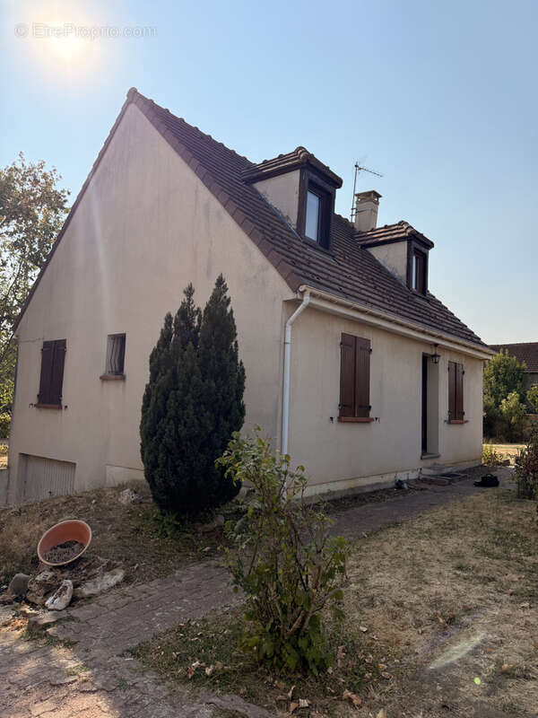 Maison familiale de 90 m2 habitables avec sous-sol total sur un terrain de 625 m2   Saint-Pierre-du-Perray - photo 8